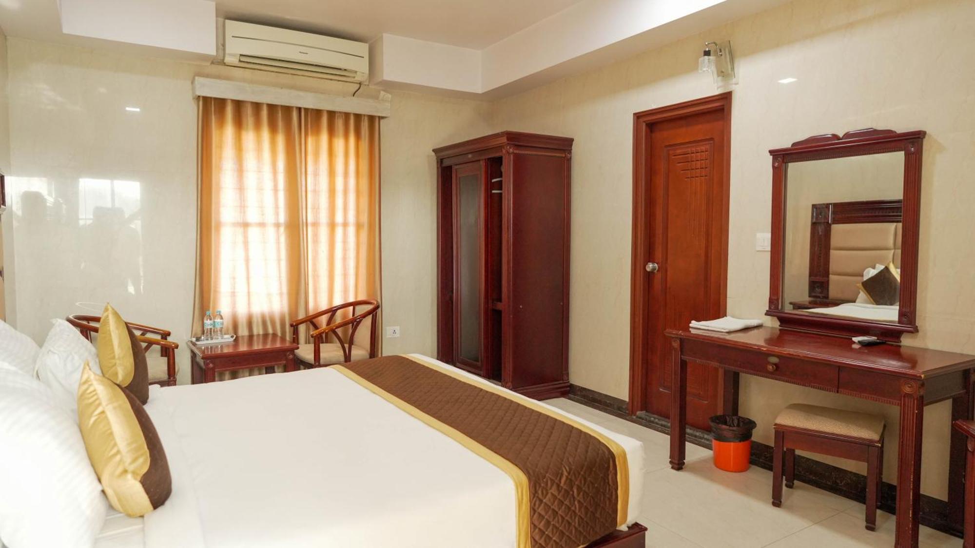 Hotel Yuvraj Signature Mysore Exterior photo